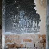 All�interno ci sono due ambienti che testimoniano l�abbandono della struttura. I muri sono pieni di scritte...